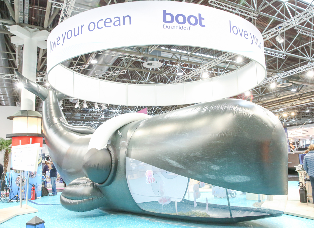 Die Kampagne love your ocean mit einem überdimensionalen Wal Foto:Bernd Wackerbauer