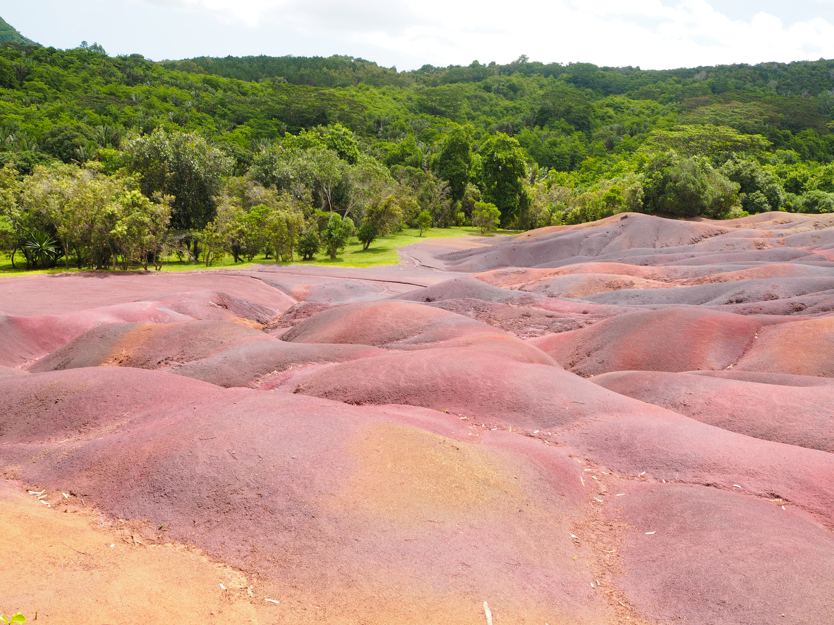 Die Siebenfarbige Erde (frz. Terres des Sept Couleurs)bei Chamarel im Südwesten von Mauritius